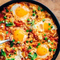 آشپز کار در کافه صبحانه