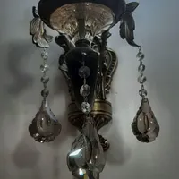 لوستر ویک عدد دیوارکوب آن