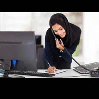 منشی خانم مسلط به کامپیوتر