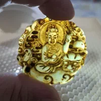 اویز یشم کهنه و رگه دار یه کار موزه ای