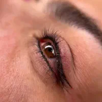 مدل برای خط چشم و بن مژه