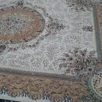 یک تخته فرش کرم رنگ