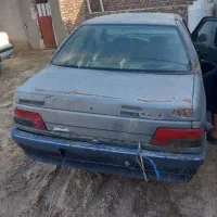 پژو۴۰۵  فقط یک رنگ وچراغهای جلو وجلو پنجره