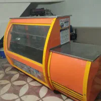 یخچال و فریزر و صندلی فلزی