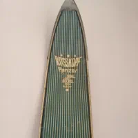 چوب اسکی و درختچه مصنوعی فروشی.