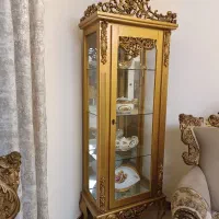 ویترین به همراه ساعت