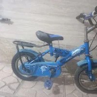 دوچرخه آبی رنگ