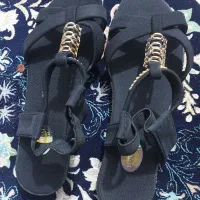 یک جفت صندل و شال نو به فروش میرسد