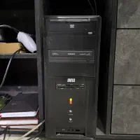 کامپیوتر همراه با مانیتور تلوزیونی