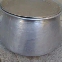 تعدادی قابلمه در ایوان