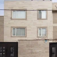 دو طبقه روی پیلوت کاملاً متفاوت در اقبالیه