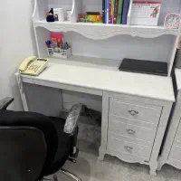 میز تحریر و کتابخانه