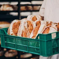 یک نفر آقا یا خانم کمکی