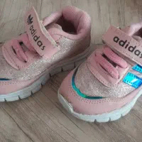 تعدادی کفش بچگانه