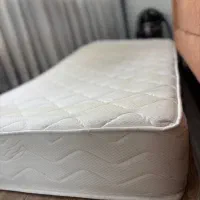 تشک تخت و دستگاه دیجیتال