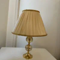 یک جفت آباژور کنار تخت