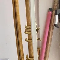 سه عدد چوب پرده و وسایل نصبش هر کدام سه متر