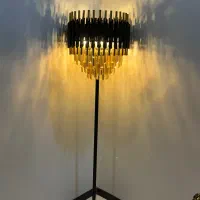 آباژور کنار سالنی ایستاده