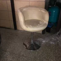 ۳عدد صندلی چرخدار که یک عدد جک دار ارایشگاه