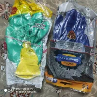 تعدادی دستکش چرمی و پلاستیکی