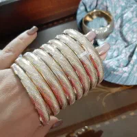 طلا پشت ویترینی ۲۰۰ بالای تابلو