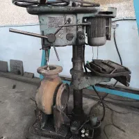 همکار ماهر و مبتدی کار واحد تراشکاری و جوشکاری