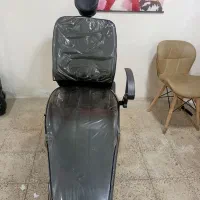 تعدادی لوازم آرایشگاه به فروش می‌رسد