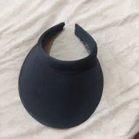 تعدادی کلاه وکیف وکمربندموجوداست