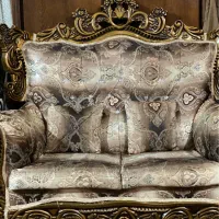 مبل سلطنتی ۷نفره به همراه ۳تیکه جلومبلی ومیزگرد