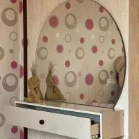 آیینه و شلف و صندلی