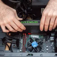 خدمات و تعمیرات کامپیوتر و لپ تاب درمحل شما