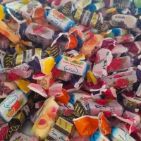 فروشنده شکلات وشیرینی