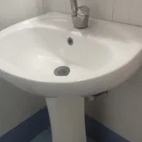 روشویی همراه با شیر و فلاش تانک