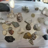 مقداری سکه سنگ