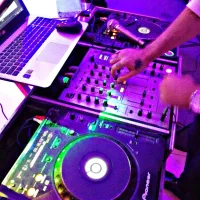 فروش دستگاه دی جی پایونیر DDJ700 با هاردکیس