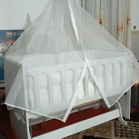 گهواره و تخت کنارمادر