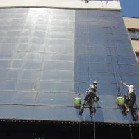 پیچ و رولپلاک نما شستشو رنگ با طناب بندباز ارتفاع