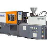 کارگر ساده  در کارخانه تزریق پلاستیک