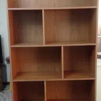 کتابخانه چوبی تمیز