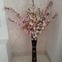 گلهای شکوفه مصنوعی  بلند  همراه با گلدان بلند چوبی