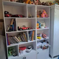 کتابخانه و کمد در دار