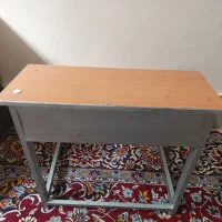 نیمکت مدرسه سالم تمیز .جمع و جور .قدیمی و نوستالژی