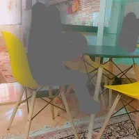 میز پایه چوبی ایفلی صفحه وکیوم مربع ، ۳عدد صندلی