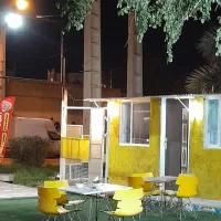 صندلی بیرونی و مغازه