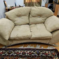 مبل راحتی دو نفره کرم رنگ مخملی