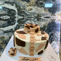 شاگر ساده و وردست در کارگاه قنادی