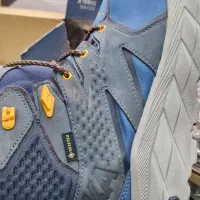 کفش کوهنوردی هوکا|کیف، کفش، کمربند|اصفهان, باغ فدک|دیوار