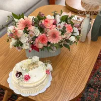 کیک تولد و سبد گل طبیعی