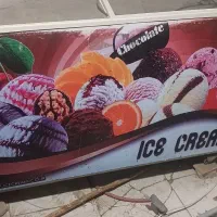 یخچال بستنی،فروشی ساندویچ.و یخچال نشسته.