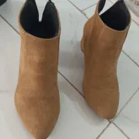 دو جفت نیم بوت نونواصلا پوشیده نشدن مشکی ها